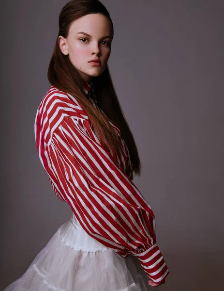 Menina Moda Jovem Morena Posando Estúdio Vermelho Listrado Branco Camisa — Fotografia de Stock