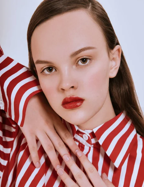 Menina Moda Jovem Morena Posando Estúdio Vermelho Listrado Branco Camisa — Fotografia de Stock