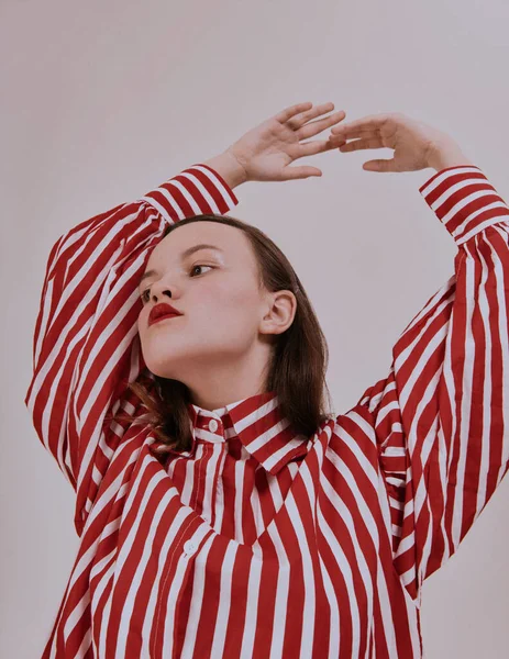 Mode Mädchen Junge Brünette Frau Posiert Studio Gestreiftem Rot Weißem — Stockfoto