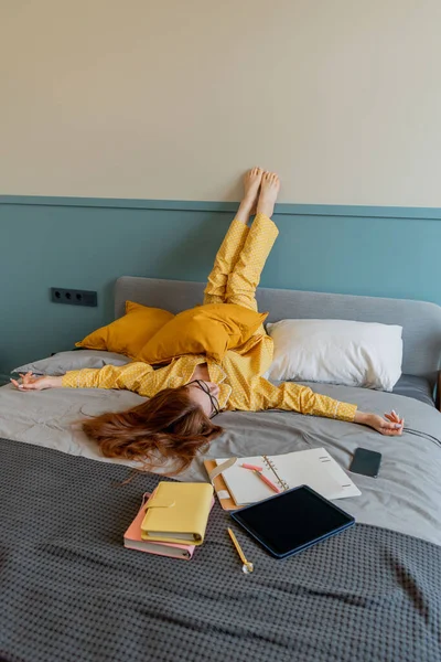 Молода Ділова Жінка Жовтій Піжамі Лежить Догори Ногами Ліжку Спальні — стокове фото