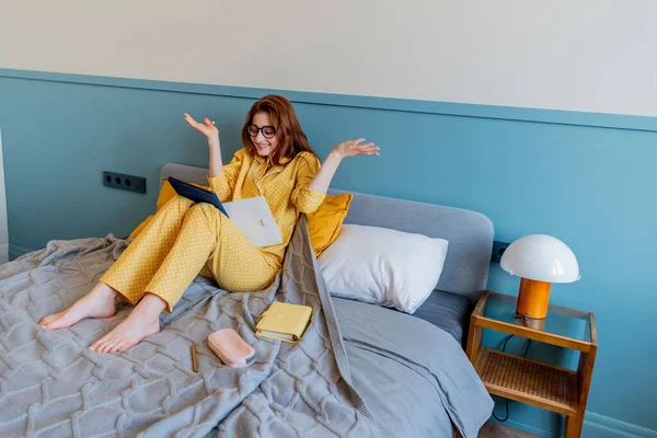 Jonge Vrouw Comfortabele Gele Pyjama Werkt Terwijl Het Bed Slaapkamer — Stockfoto