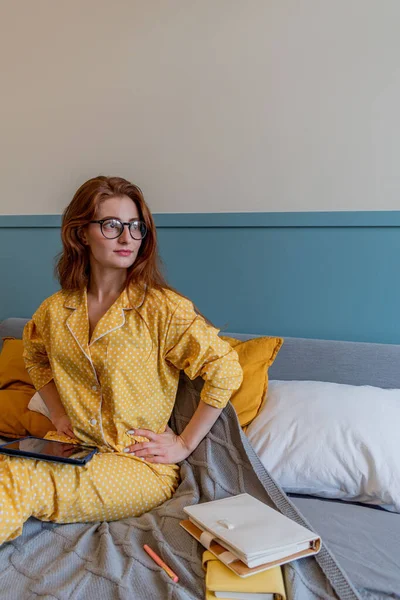 Jonge Vrouw Comfortabele Gele Pyjama Werkt Terwijl Het Bed Slaapkamer — Stockfoto