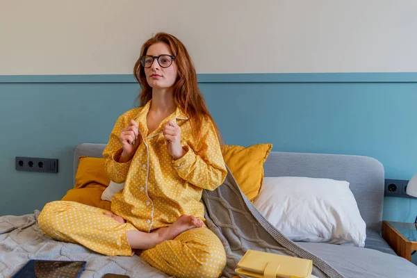 Jonge Vrouw Comfortabele Gele Pyjama Werkt Terwijl Het Bed Slaapkamer — Stockfoto