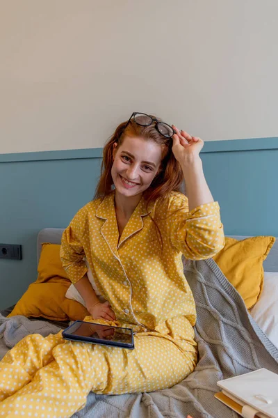 Молода Жінка Зручній Жовтій Піжамі Працює Лежачи Ліжку Спальні Ділова — стокове фото