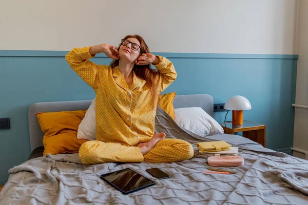 Молода Бізнес Жінка Медитує Сидячи Ліжку Після Роботи Інтернеті Допомогою — стокове фото