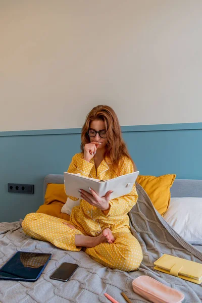 Молода Жінка Зручній Жовтій Піжамі Працює Лежачи Ліжку Спальні Ділова — стокове фото