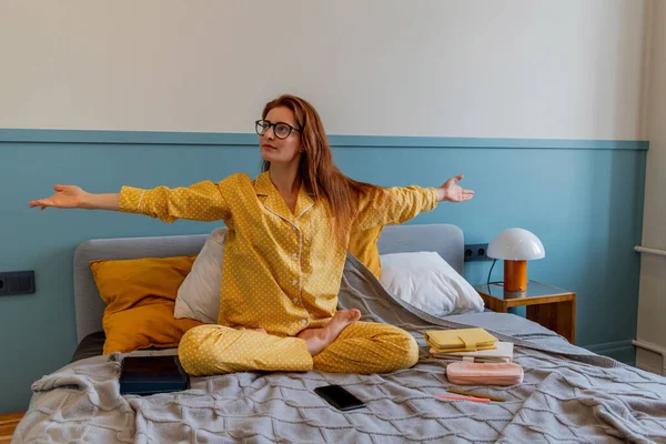 Молода Бізнес Жінка Медитує Сидячи Ліжку Після Роботи Інтернеті Допомогою — стокове фото