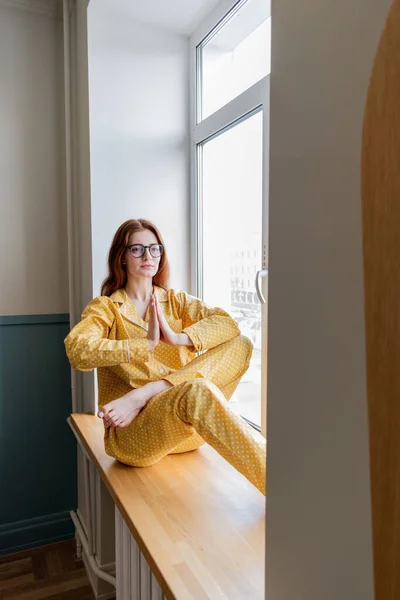 Joven Mujer Negocios Meditando Acostada Alféizar Ventana Dormitorio Chica Escucha —  Fotos de Stock