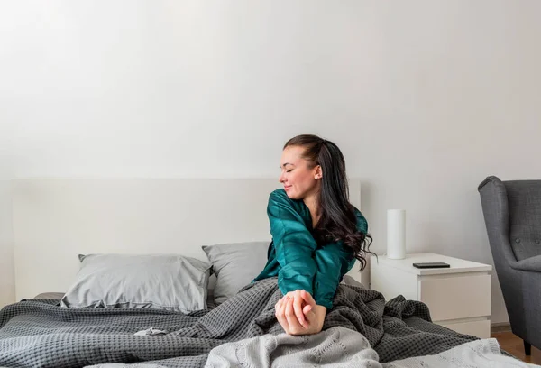 Молода Жінка Шовкових Піжамах Сидить Зручному Якому Ліжку Бути Домом — стокове фото