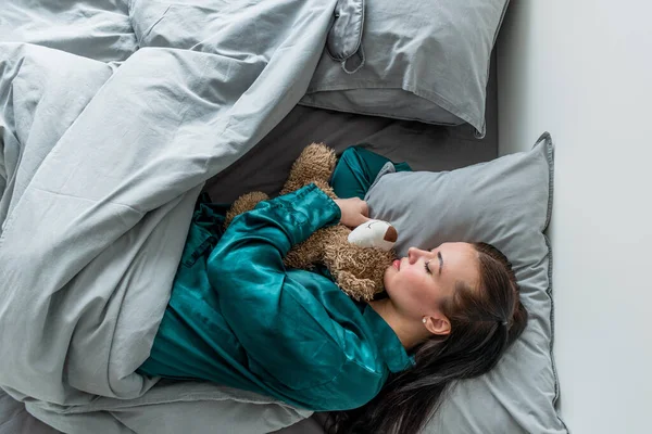 Une Jeune Femme Pyjama Soie Dort Sur Lit Embrasse Ours — Photo