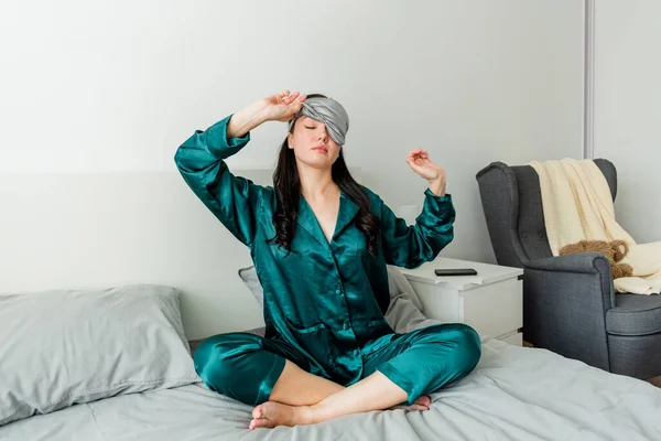 Молода Жінка Шовкових Піжамах Сидить Зручному Якому Ліжку — стокове фото