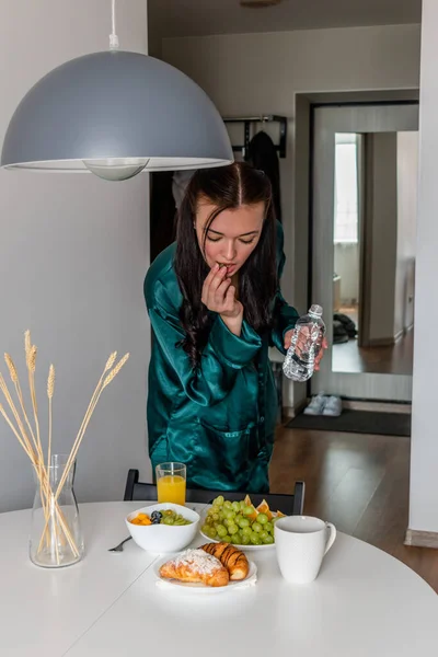 Jonge Vrouw Zijden Pyjama Ontbijt Keuken Thuis Wellness Concept — Stockfoto