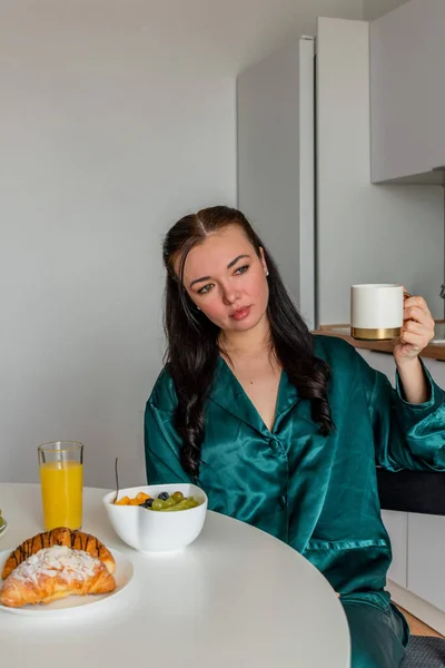 Jonge Vrouw Zijde Pyjama Heeft Ontbijt Drinkt Koffie Keuken Thuis — Stockfoto