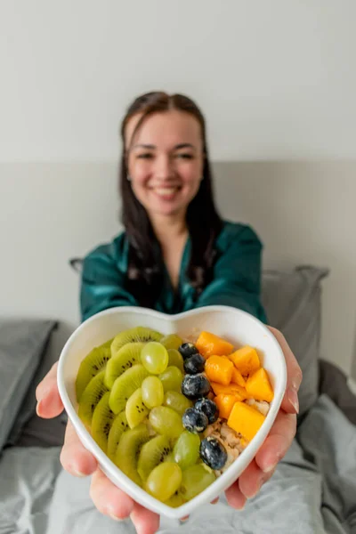 Jong Meisje Met Donker Haar Houdt Een Kom Gezond Ontbijt — Stockfoto