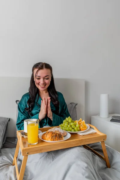 Giovane Donna Rallegra Della Sorpresa Fare Colazione Letto Concetto Benessere — Foto Stock