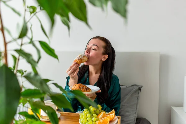 Jonge Vrouw Zijden Pyjama Heeft Een Gezond Ontbijt Terwijl Bed — Stockfoto