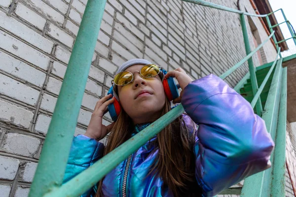 Menina Casaco Brilhante Óculos Sol Ficar Nas Escadas Conceito Bem — Fotografia de Stock