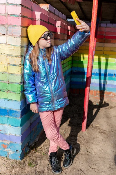 Adolescente Olha Para Telefone Tira Selfie Crianças Usam Conceito Tecnologia — Fotografia de Stock