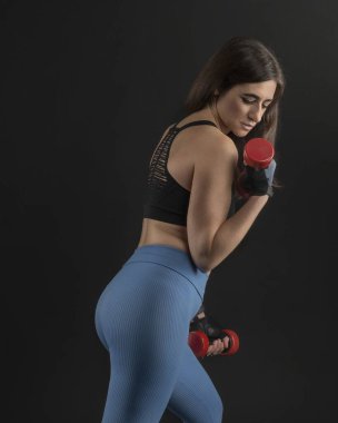 İki kırmızı dambılı esmer kız.