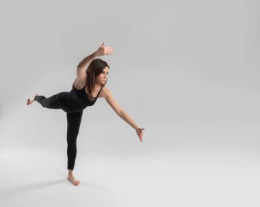 Esmer kız dengede duruyor.