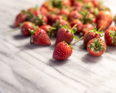 Beyaz Mermer Çilek Yığını