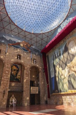 Katalonya 'daki Figueres' deki ünlü Salvador Dali müzesinin içinde.,