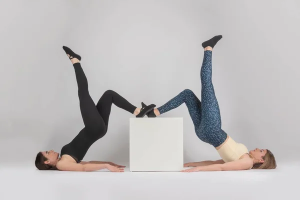 Zwei Mädchen Bei Gesäßübungen — Stockfoto