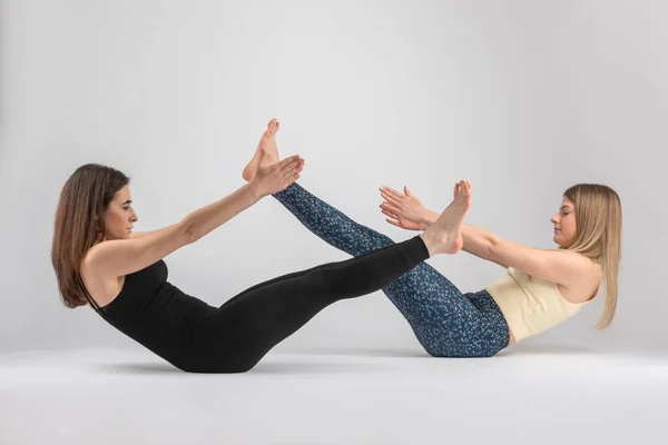 Två Flickor Gör Hundra Pilates Hållning — Stockfoto