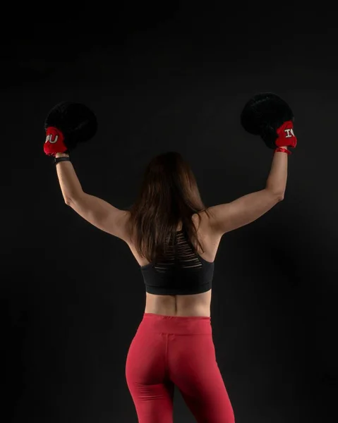 背着两个拳击手套的健身女孩 — 图库照片