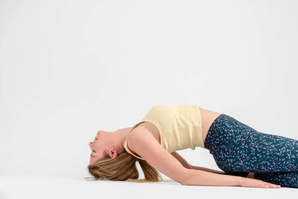 Blond Flicka Gör Lutande Hjälte Yoga Hållning Eller Supta Virasana — Stockfoto