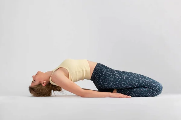 Menina Loira Fazendo Postura Ioga Herói Reclinável Supta Virasana — Fotografia de Stock