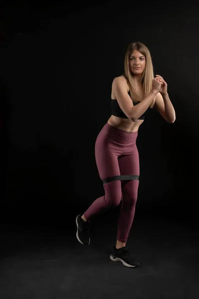 Blond Fitness Meisje Met Elastische Benen Banden — Stockfoto