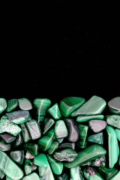 Malachite Heap Jewel Stones Texture Half Black Background Place Text — Stock Photo, Image