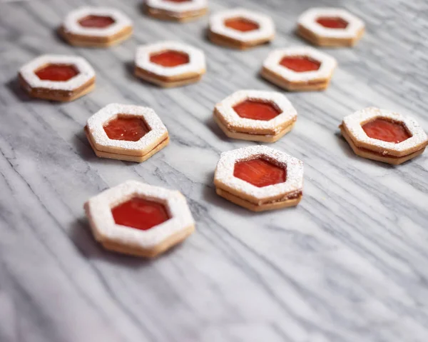 Galletas Linzer Mermelada Fresa Mármol Blanco —  Fotos de Stock