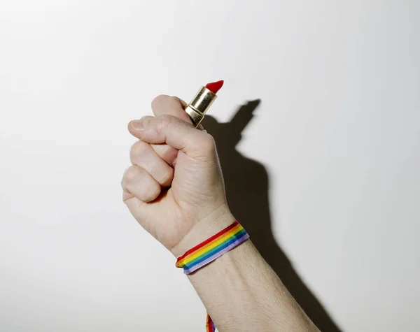 Homosexuelle Hand Hält Einen Lippenstift Mit Regenbogenarmband — Stockfoto