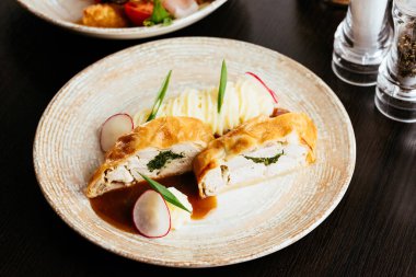 Tabakta et ve sebze. Menü. en üstteki görünüm