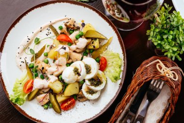 Deniz ürünleri, sebze ve sos. Menü. en üstteki görünüm