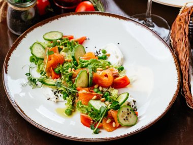 Deniz ürünleri, sebze ve sos. Menü. en üstteki görünüm