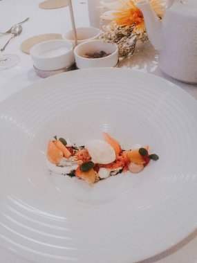 Büyük beyaz bir tabakta tatlı, moleküler mutfak.