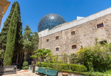 Katalan 'ın Fig kasabasındaki ünlü Salvador Dali Müzesi' nin dışında.