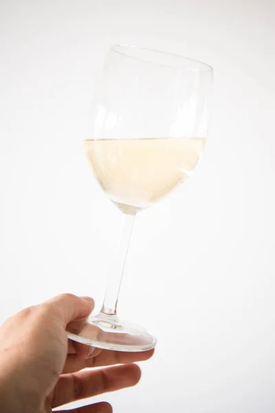 Uma Mão Segurando Copo Vinho Branco — Fotografia de Stock