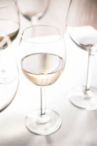 Birkaç Kadeh Beyaz Şarap — Stok fotoğraf