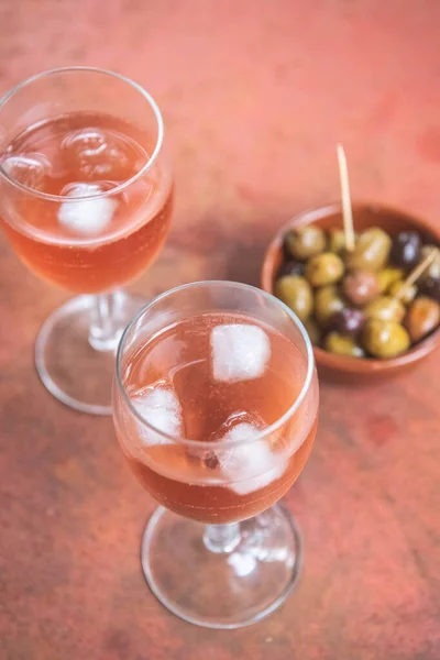 Склянки Рожевого Напою Окулярах Оливками Поруч Ним — стокове фото