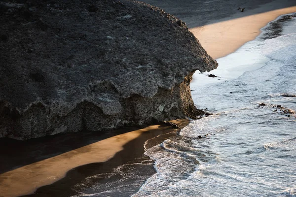 Skały Wulkaniczne Zalane Słońcem Plaży Cabo Gata — Zdjęcie stockowe
