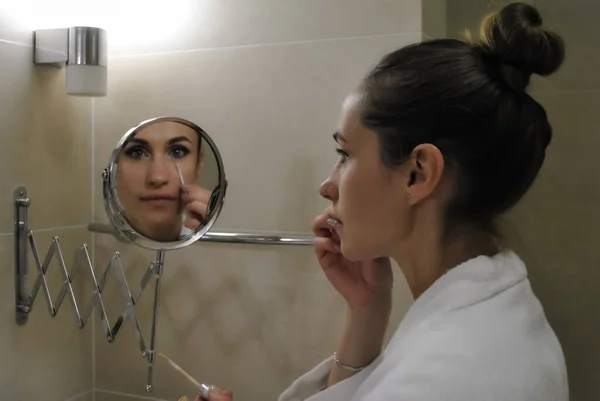 Una Joven Mujer Cuida Mira Espejo — Foto de Stock