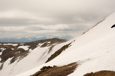 İlkbaharda Hoverla Dağı manzarası