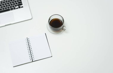 PC, not ve kahve ile çalışma alanı
