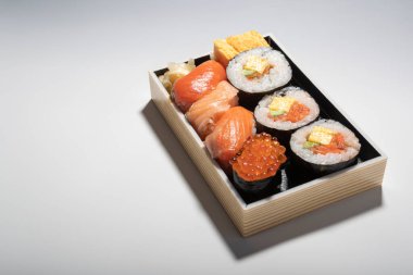 Japon yemeği seti, sashimi (çiğ balık, kırmızı havyar) beyaz pirinç üzerine.