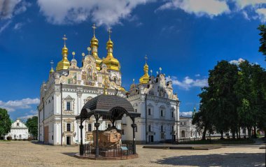 Kyiv, Ukrayna 07.11.2020. Kyivo-Pecherska Lavra ve Ukrayna 'nın Kyiv kentindeki mağaraların manastırı, güneşli bir yaz gününde.