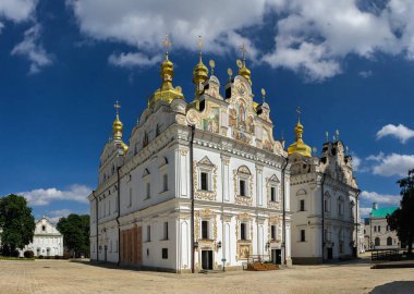 Kyiv, Ukrayna 07.11.2020. Kyivo-Pecherska Lavra ve Ukrayna 'nın Kyiv kentindeki mağaraların manastırı, güneşli bir yaz gününde.